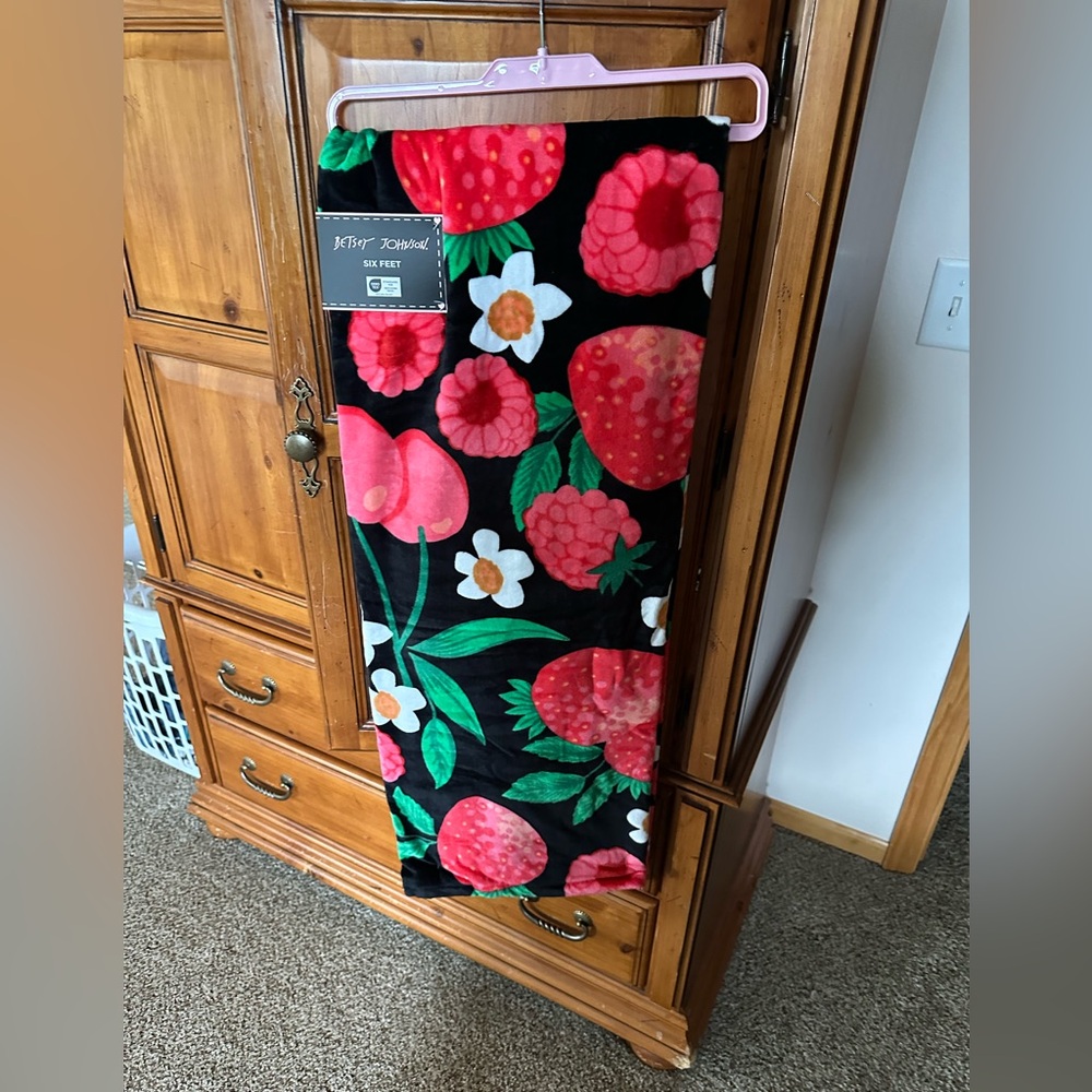 NWT Betsey Johnson Berries Beach Towel - 6 feet - Picture 4 of 4